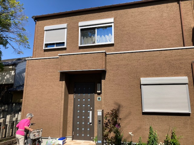 八尾市・外壁塗装施工前の様子。室内が太陽で暑いので軽減させたいご希望